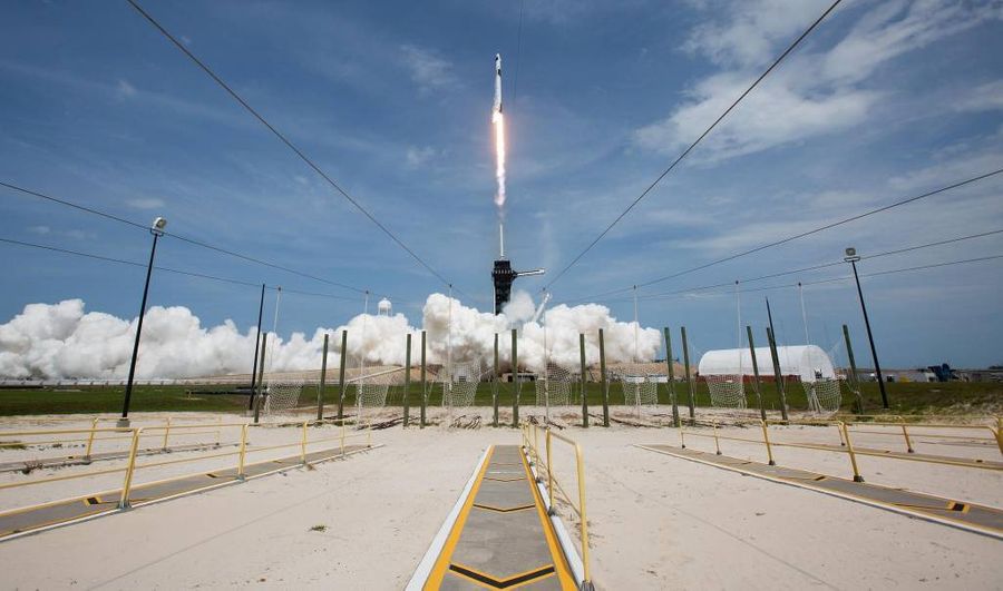 Запуск ракеты-носителя Falcon 9 с первым пилотируемым космическим кораблём Илона Маска Crew Dragon компании SpaceX. Фото © ТАСС / Zuma 