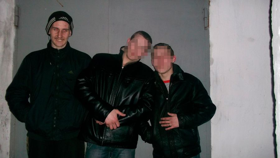 Нижнекойская молодёжь. Слева — Павел Гордиенко, признавшийся в убийстве М. Фото © VK
