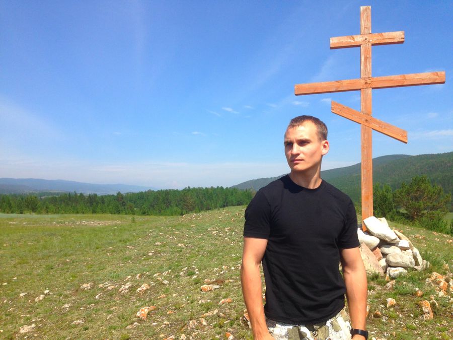 Андрей Клочков на фоне православного креста. Фото © VK / Андрей Клочков