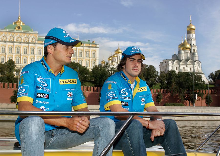 Алонсо (справа) в Москве во время своего первого чемпионского сезона в 2005 году. Фото © ИТАР-ТАСС / Виталий Белоусов