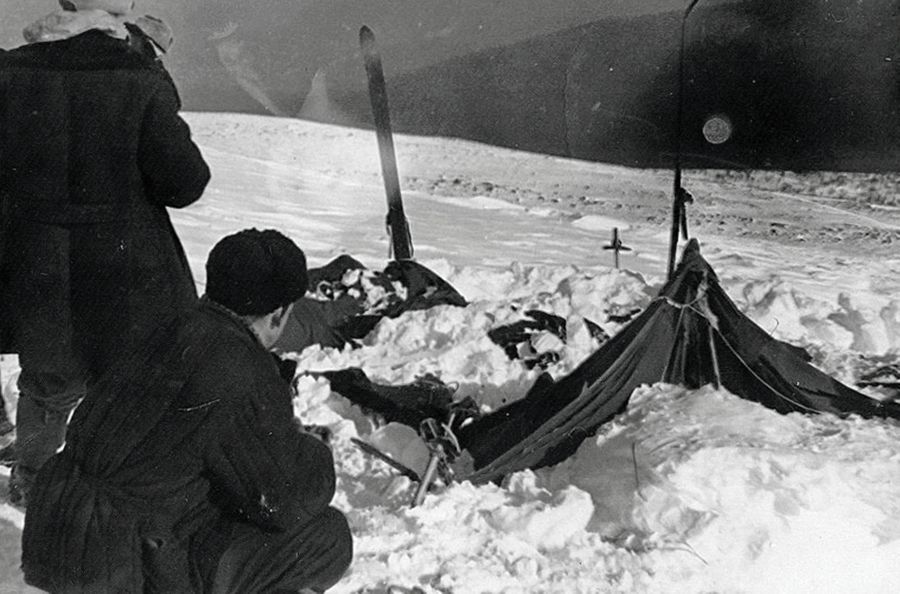 Частично раскопанная от снега палатка группы Дятлова. Фото © Wikipedia