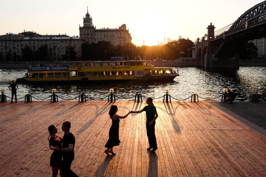 Танцы на набережной в парке Горького. Фото © ТАСС / Александр Кадников
