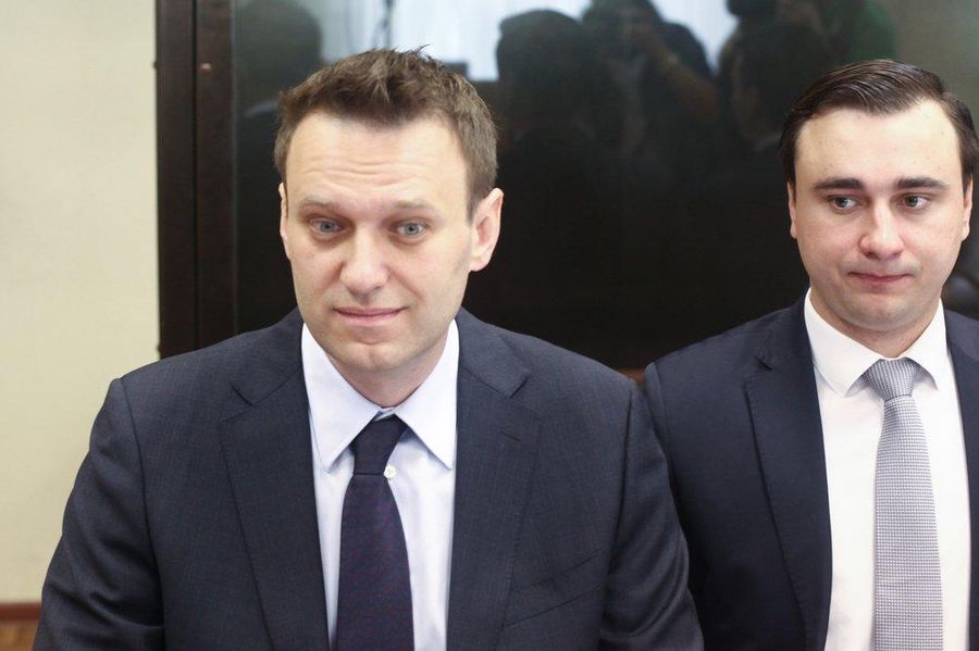 Алексей Навальный (слева). Фото © Агентство "Москва" / Сергей Ведяшкин