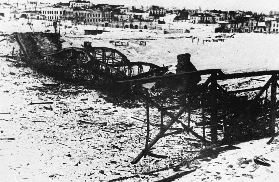 Ржев. Разрушенный фашистами мост через Волгу. Репродукция Александра Овчинникова. Фото © ТАСС