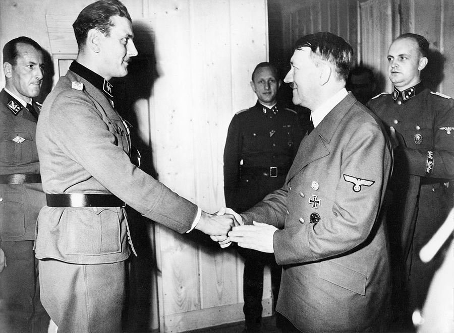 Отто Скорцени и Адольф Гитлер. Фото © ullstein bild / ullstein bild via Getty Images 