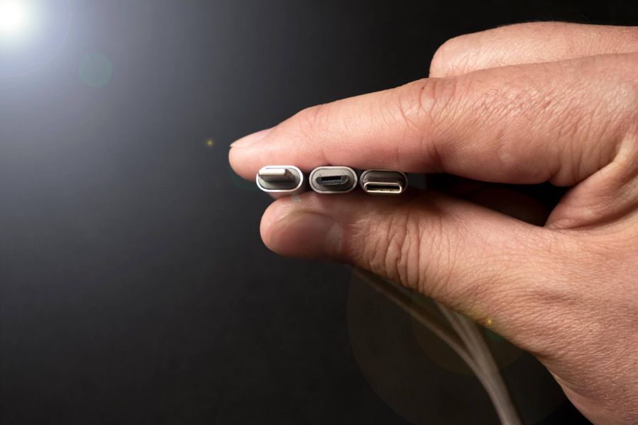 Слева направо: Lightning, микро-USB, USB-C. Второй — самый неудобный, никогда не входит в порт с первого раза. К сожалению, он самый популярный среди смартфонов начального уровня. Фото © Shutterstock