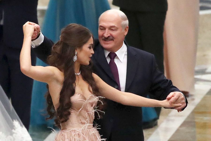 Президент Белоруссии Александр Лукашенко и "мисс Беларусь — 2018" Мария Василевич. Фото © ТАСС / Максим Гучек 