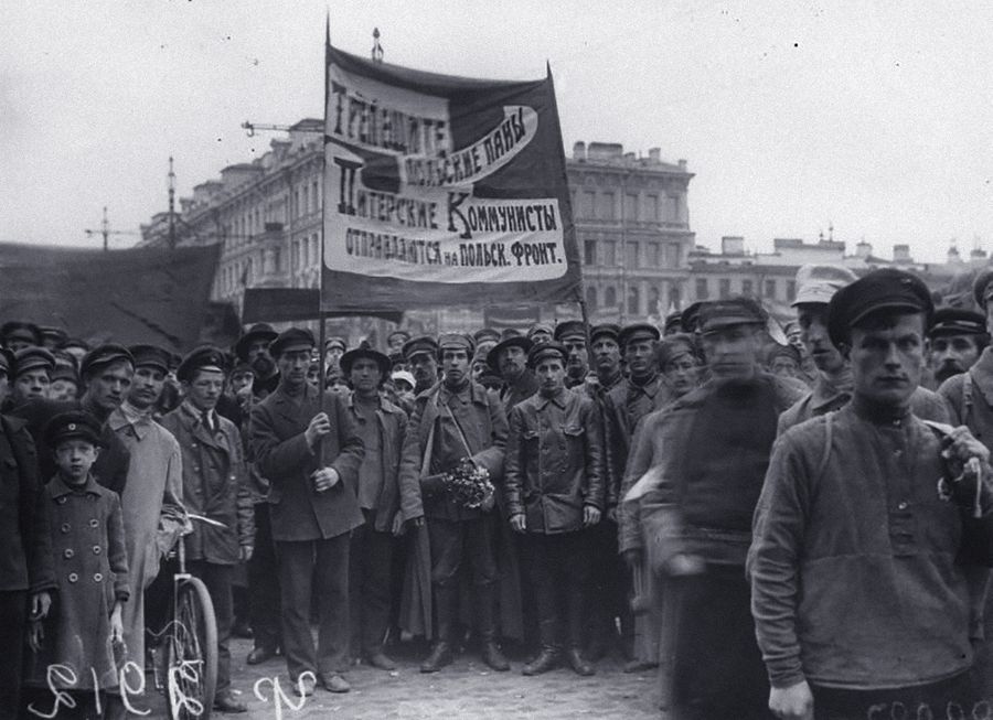 Коммунисты перед отправкой на Польский фронт, 1920 год. Фото © Wikipedia