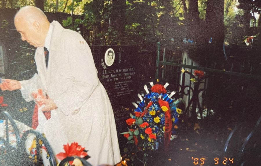 Каждый год Григорий Шала приходил 24 сентября на могилу своей жены. Фото © LIFE