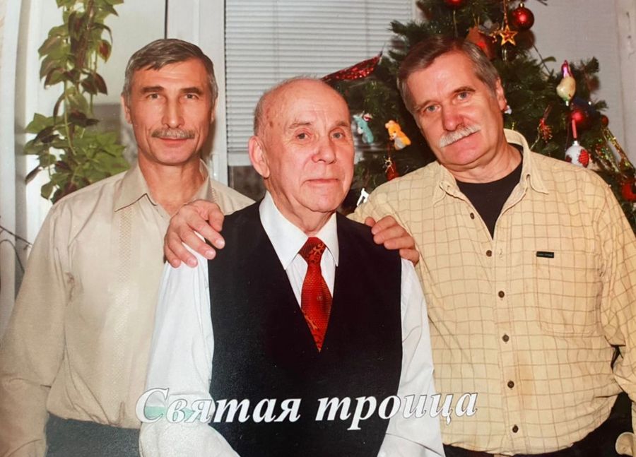 Григорий Шала с друзьями. Владимир Борбат (слева). Фото © LIFE