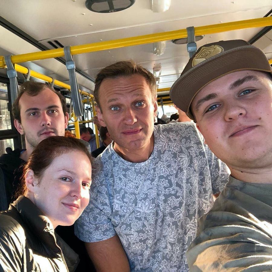 Илья Пахомов (за спиной Навального, слева) перед посадкой в самолёт.  Фото © Соцсети 