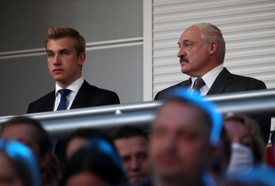 <p>Президент Белоруссии Александр Лукашенко (справа) и его сын Николай. Фото © ТАСС / Наталия Федосенко</p>
