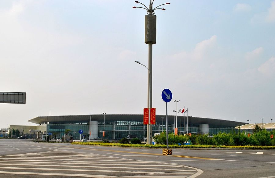 <p>Международный аэропорт Тяньхэ. Фото © <a href="https://upload.wikimedia.org/wikipedia/commons/thumb/d/d3/Wuhan_Tianhe_Airport_International_Terminal_-_2012_(cropped).jpg/1024px-Wuhan_Tianhe_Airport_International_Terminal_-_2012_(cropped).jpg" target="_blank" rel="noopener noreferrer">"Википедия"</a></p>