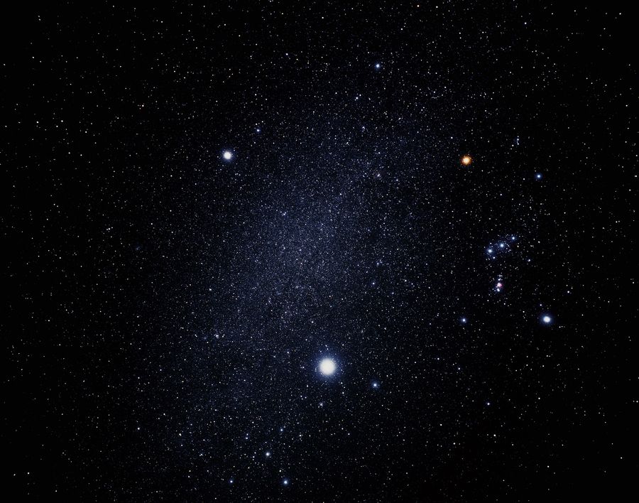 Сириус (самая яркая звезда), Процион (выше и левее) и созвездие Ориона (справа). Между Сириусом и Проционом хорошо виден участок Млечного Пути. Фото © NASA