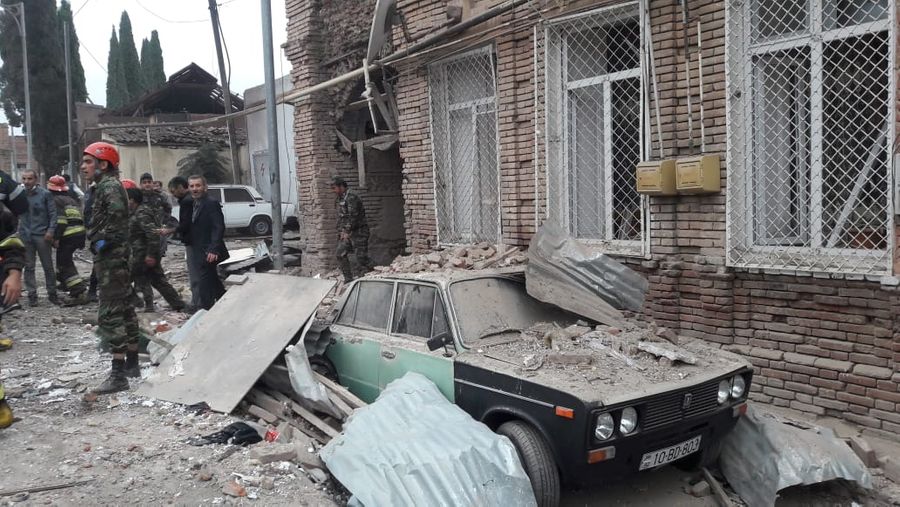 Удар по городу Гянджа. Фото © Twitter / Hikmet Hajiyev