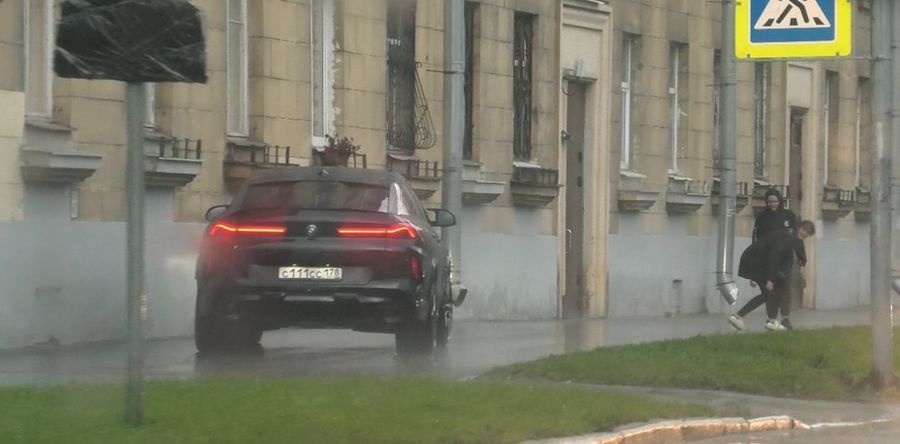 BMW с госномером С111СС178 едва не сбивает двух пешеходов на тротуаре. Фото © vk.com / "Признавашки ДТП и ЧП Санкт-Петербург"