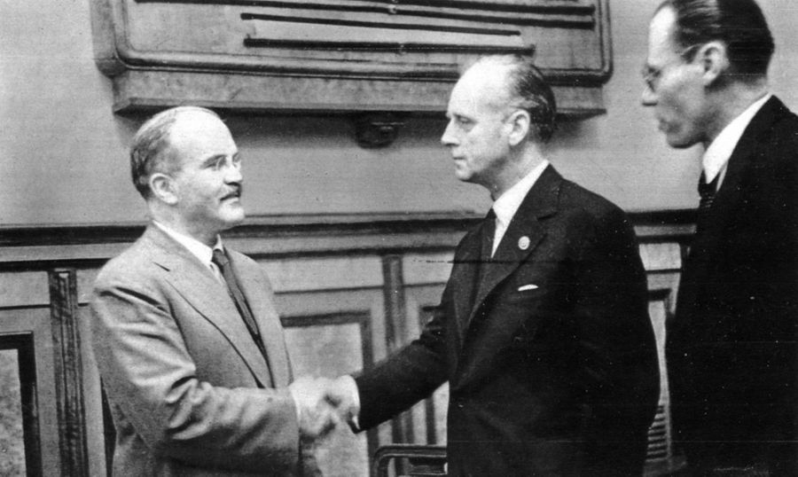 В. Молотов и И. фон Риббентроп пожимают руки после подписания пакта. Фото © Wikipedia