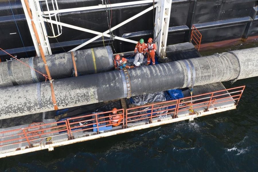 <p>Фото © <a href="https://www.nord-stream2.com/ru/dlia-pressy/izobrazheniya/connecting-pipe-sections-above-water-799/" target="_blank" rel="noopener noreferrer">Nord Stream 2</a></p>