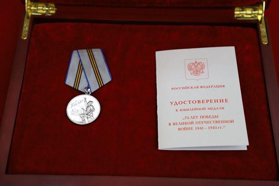 Министр иностранных дел Ли Сон Гвон получил медаль для председателя Госсовета КНДР Ким Чен Ына. Фото © Посольство России в КНДР