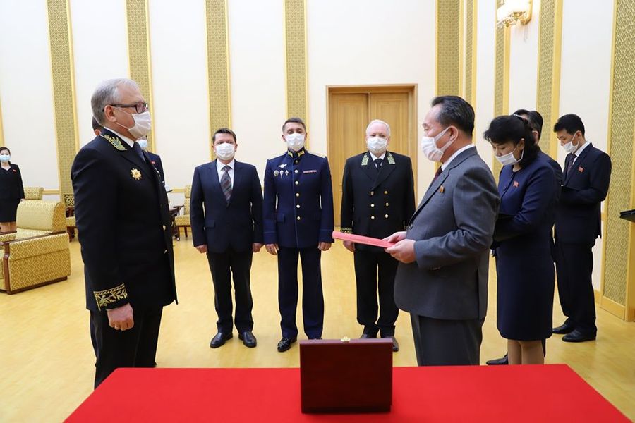 Министр иностранных дел Ли Сон Гвон получил медаль для педседателя Госсовета КНДР Ким Чен Ына. Фото © Посольство России в КНДР