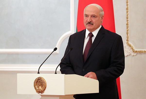 Лукашенко пообещал народу новую конституцию в течение пяти лет