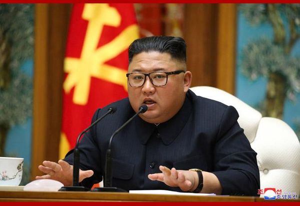 СМИ: Китай отправил в КНДР группу врачей на помощь Ким Чен Ыну