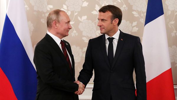 Макрон в разговоре с Путиным выразил признательность россиянам по случаю Дня Победы