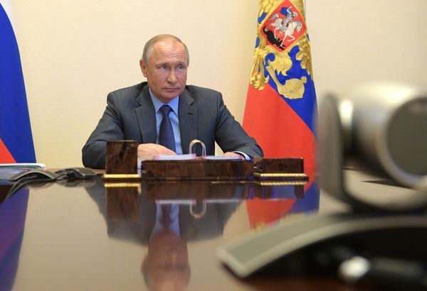 Песков: Путин выступает против политизации вопроса о помощи США в условиях пандемии