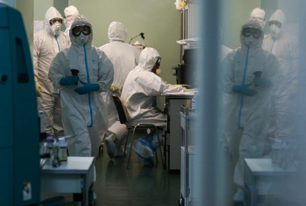 Московские врачи начали получать надбавки за борьбу с коронавирусом