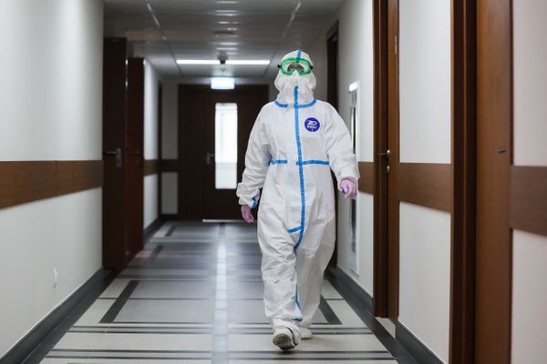 Инфекционист объяснил, что значат скачки в динамике новых случаев коронавируса в России