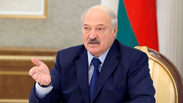 "Ударил нас по голове". Лукашенко признал коронавирус божьей карой