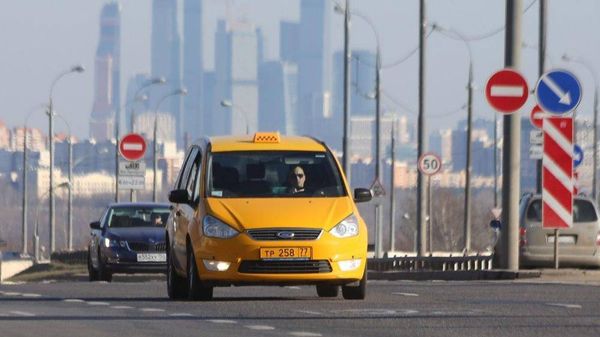 Водителей и пассажиров московских такси тоже обяжут носить маски