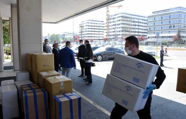 Россия передала Белграду три тысячи защитных комплектов