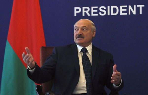 Лукашенко назвал ношение защитных масок в школах "очковтирательством и показухой"