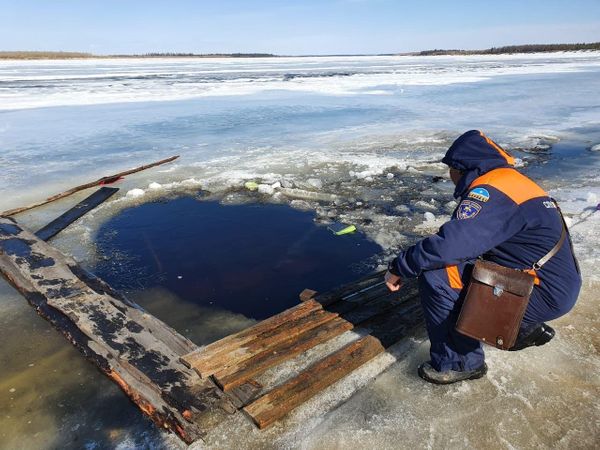 В Якутии машина с пятью детьми провалилась под лёд. Один ребёнок погиб