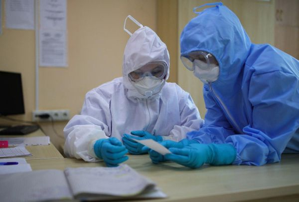 Медики из российских регионов начали получать дополнительные выплаты