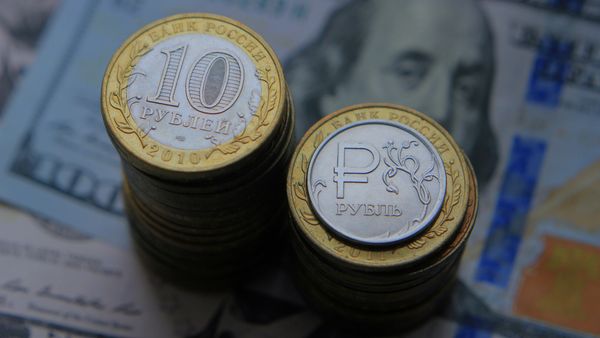 Валюта меняет курс? Почему дешевеет доллар и сколько будет стоить рубль