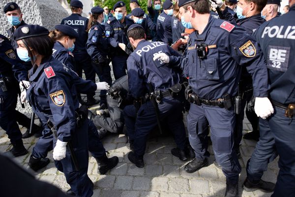 В Австрии пять человек пострадали при нападении мужчины с ножом