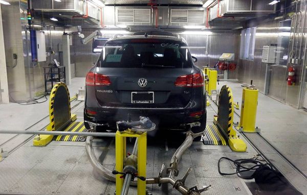 Volkswagen отзывает больше тысячи внедорожников Touareg из-за утечки масла