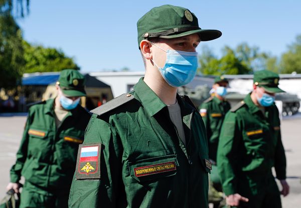 Путин: Военный призыв для выпускников школ в этом году отложен