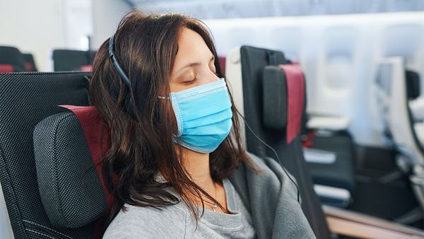 Россияне во время эпидемии должны будут летать в самолётах в масках и перчатках