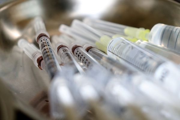 Первым 18 добровольцам в госпитале Бурденко ввели опытную вакцину против коронавируса