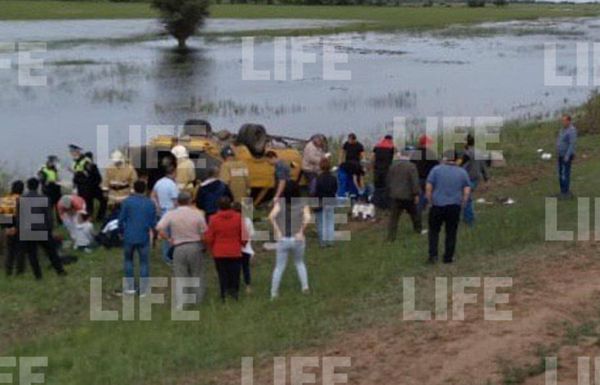 В Астраханской области опрокинулся автобус с 15 пассажирами — фото