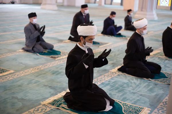 Несколько человек на всю Соборную мечеть. Намаз в честь Ураза-байрама в Москве провели в особых условиях