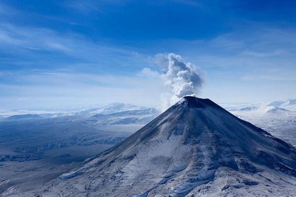 Вулкан Карымский на Камчатке выбросил столб пепла высотой 5 километров
