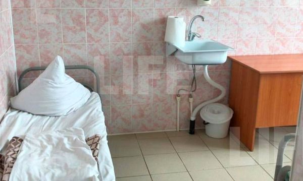 "Трупов не было". Минздрав Башкирии показал фото изолятора, где медсестёр заперли на карантин