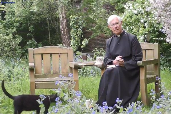 Священник записывал утреннюю молитву, когда сквозь него решил пройти кот, сделав это видео вирусным