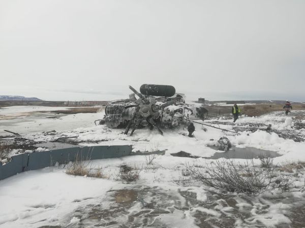 На Чукотке вертолёт Ми-8 совершил жёсткую посадку, четыре человека погибли