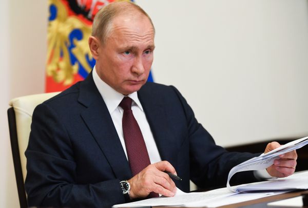 Путин бросил ручку на стол во время совещания по борьбе с паводками и пожарами