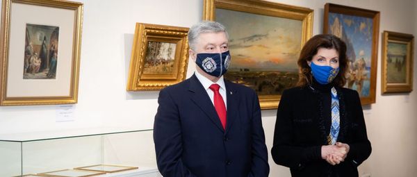 Украинский спецназ штурмом взял выставку картин Порошенко и вручил повестку его жене